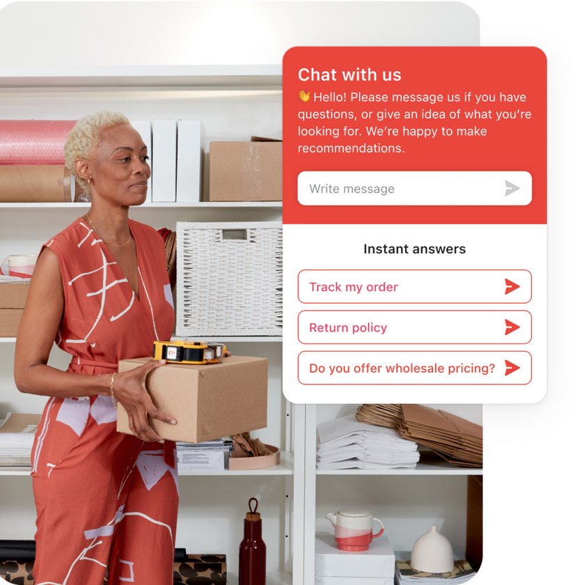 Proprietara de afaceri stă în biroul ei din spate, cărând o cutie în mână, în timp ce face inventarul. Pe ecran sunt afișate trei răspunsuri instantanee, această funcție a Shopify Inbox ajutând clienții să se servească singuri fără a fi nevoie de chat live.
